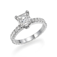 טבעת אירוסין משובצת ביהלום פרינסס ויהלומי צד